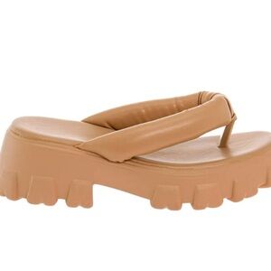 NWOT Tan faux leather her super cushioned flip flop